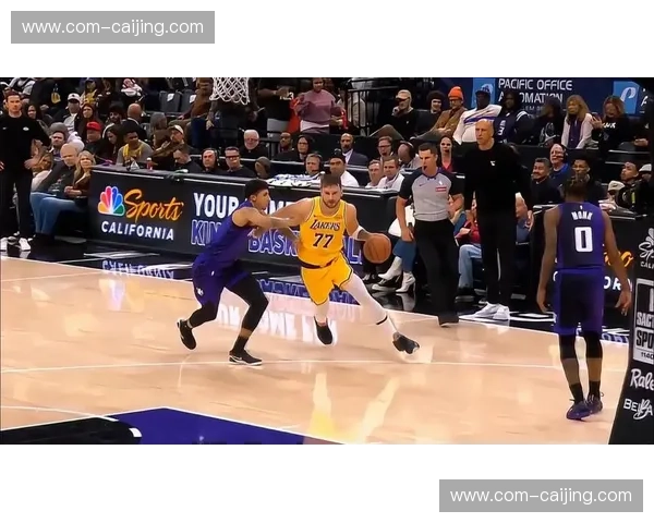 独行侠东契奇对飙国王福克斯 比赛鏖战至最后时刻才分胜负 独行侠东契奇对飙国王福克斯 比赛鏖战至最后时刻才分胜负